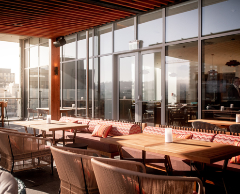 Crowne Plaza Hotel Hobart "The Deck" table area